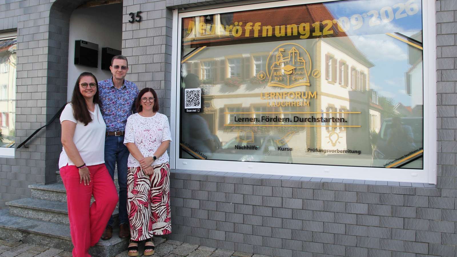 Das Gründerteam des Lernforum Lauchheim vor der neuen Nachhilfeschule: Martina Kaiser, Oliver Kaiser und Melanie Linke